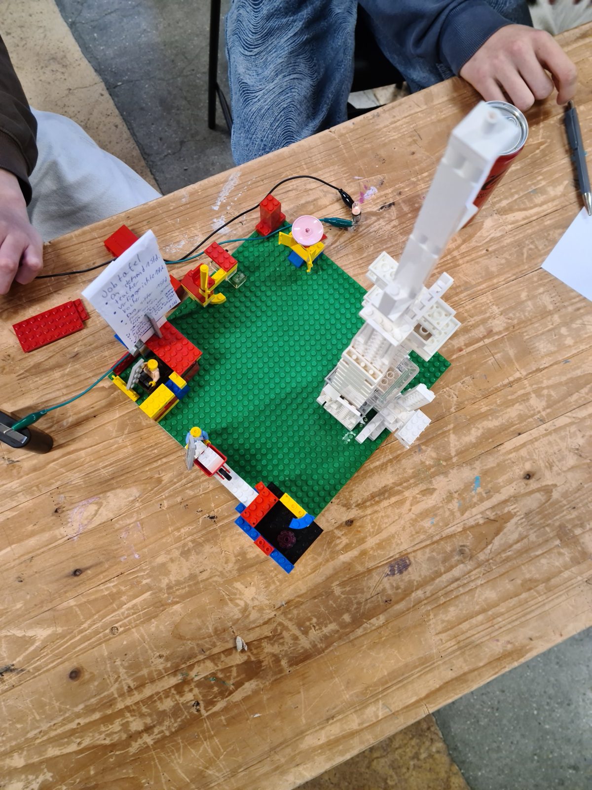 Lego-Betrieb mit einer Jobtafel, auf der die Kinder die Stellen notiert haben.