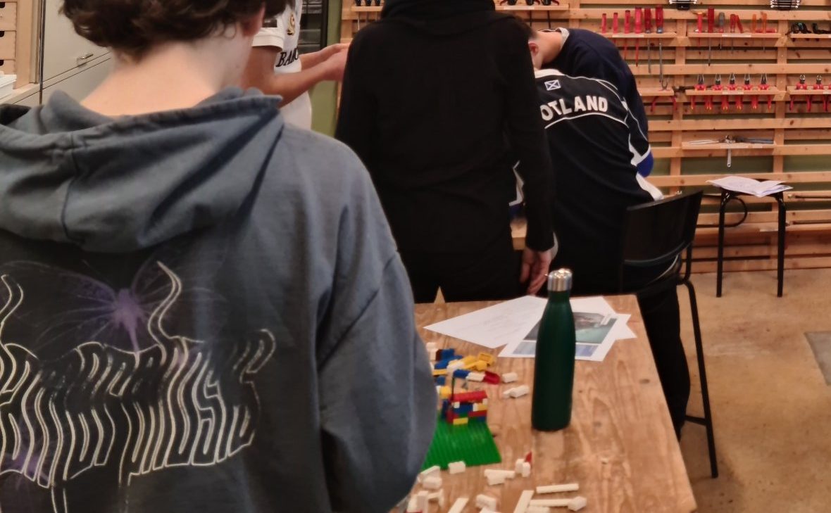 Gruppenarbeit in der Werkstatt: Kinder bauen ihre Betriebe aus Lego.